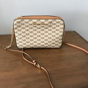 Micheal Kors Jet Set Bag